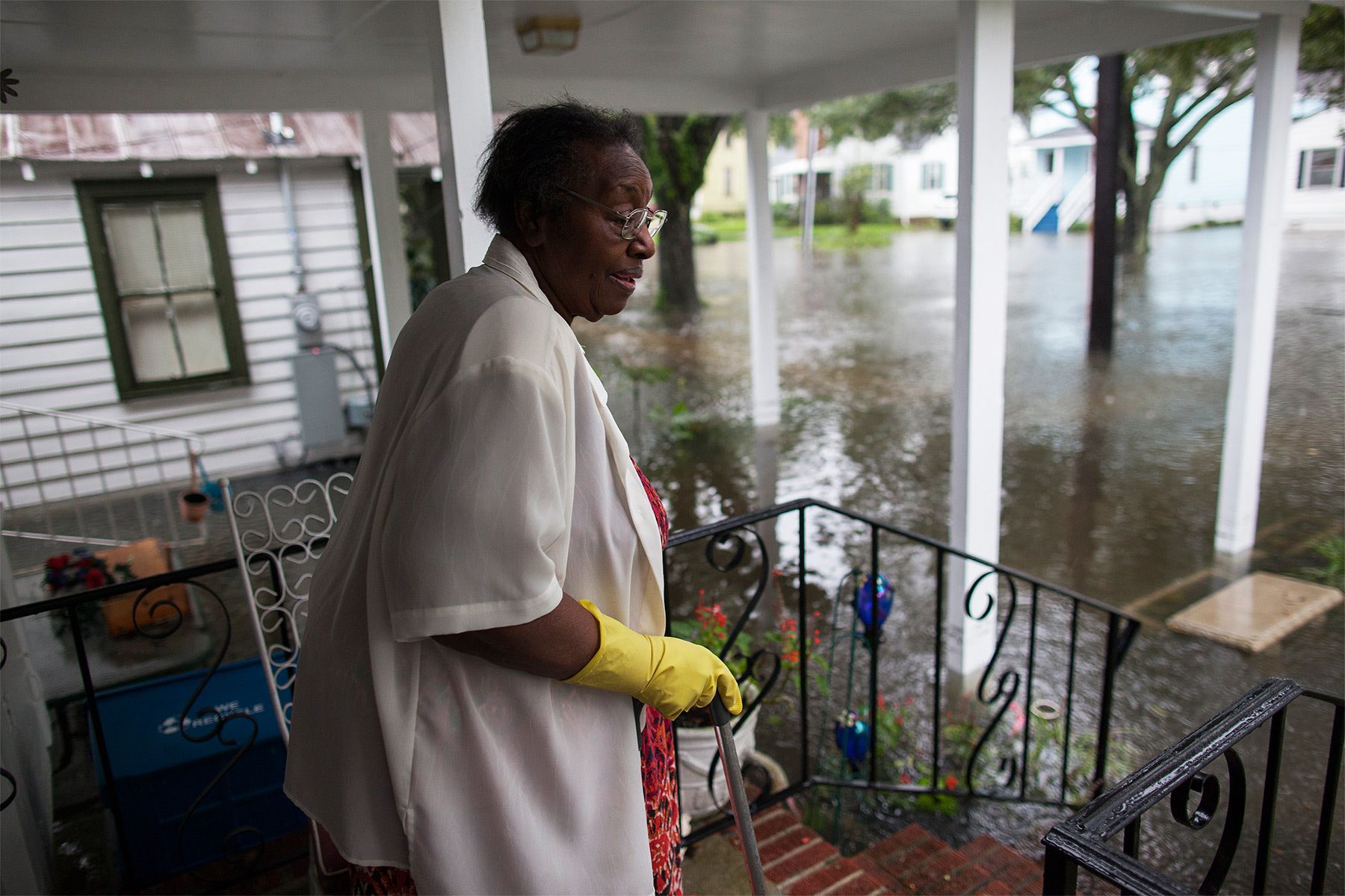 Ammie McKnight watches the level of flood waters in the front yard her Orange Street home in Georgetown, South Carolina October 4, 2015. Most major roads through the historical South Carolina city have closed due to flooding. Vast swaths of U.S. Southeast and mid-Atlantic states were grappling with heavy rains and flooding from a separate weather system which has already caused at least five deaths, washed out roads and prompted evacuations and flash flood warnings. REUTERS/Randall Hill