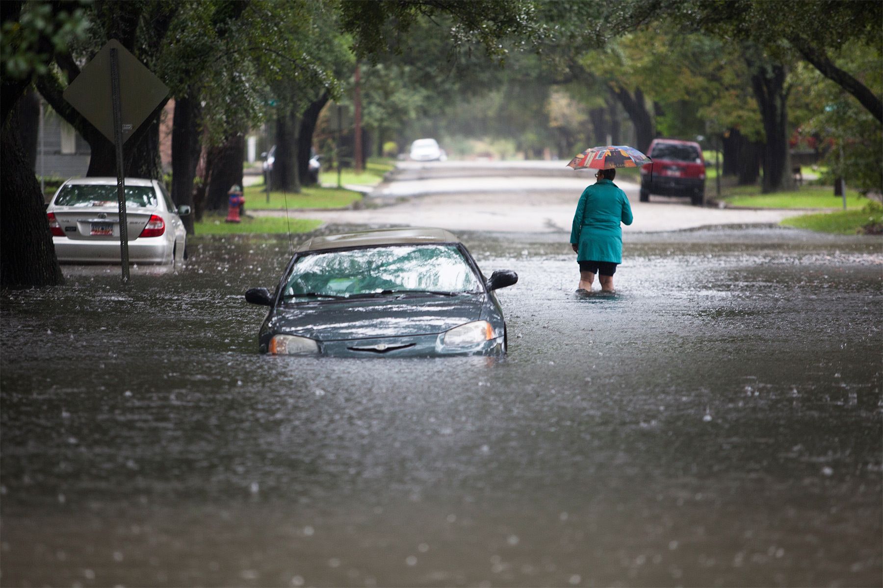 Clare Reigard of Georgetown, South Carolina, abandons her car after it stalled on Duke Street due to heavy rains in Georgetown, South Carolina October 4, 2015. Most major roads through the historical South Carolina city have closed due to flooding. Vast swaths of U.S. Southeast and mid-Atlantic states were grappling with heavy rains and flooding from a separate weather system which has already caused at least five deaths, washed out roads and prompted evacuations and flash flood warnings. REUTERS/Randall Hill