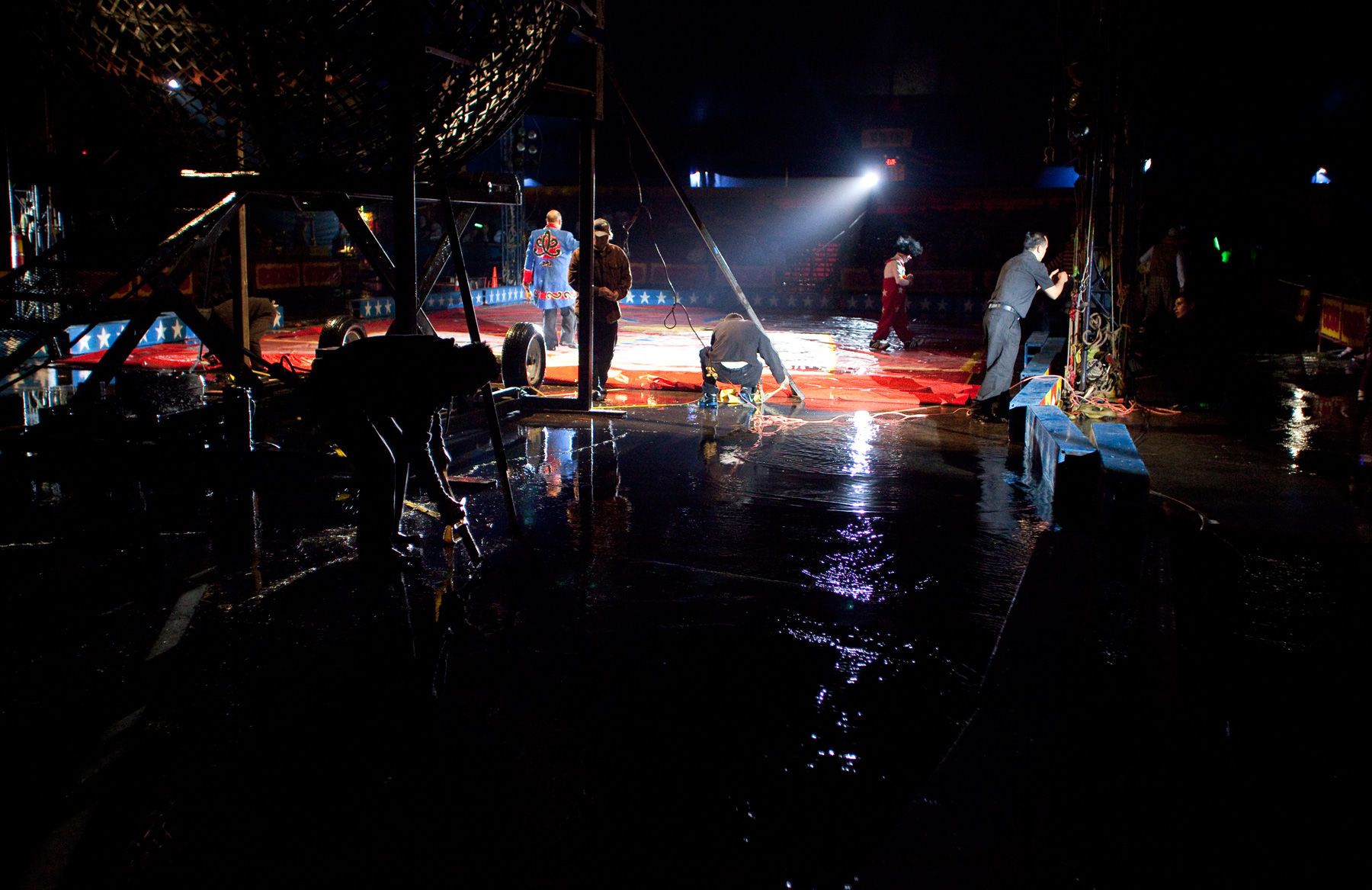 After a sudden rain storm, workers and performers clear water around the big top after a performance of the Cole Brothers Circus of the Stars in Myrtle Beach, South Carolina March 31, 2013. Traveling circuses such as the Cole Brothers Circus of the Stars, complete with it's traveling big top tent, set up their tent city in smaller markets all along the East Coast of the United States as they aim to bring the circus to rural areas. The Cole Brothers Circus, now in its 129th edition, travels to 100 cities in 20-25 states and stages 250 shows a year.   REUTERS/Randall Hill   (UNITED STATES)