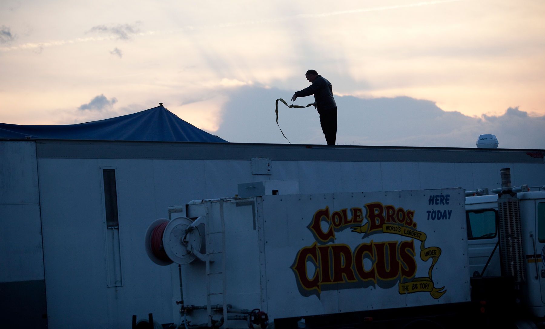 With heavy winds throughout the area, a worker secures a trailer during the Cole Brothers Circus of the Stars stop in Myrtle Beach, South Carolina March 31, 2013. Traveling circuses such as the Cole Brothers Circus of the Stars, complete with it's traveling big top tent, set up their tent city in smaller markets all along the East Coast of the United States as they aim to bring the circus to rural areas. The Cole Brothers Circus, now in its 129th edition, travels to 100 cities in 20-25 states and stages 250 shows a year.   REUTERS/Randall Hill   (UNITED STATES)