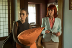 Lily Collins and Carrie Preston, To The Bone (Netflix).